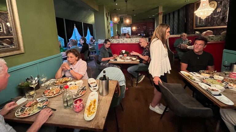 Le restaurant tout entier est plein lors du dîner conté au Sarban à Den Bosch (photo : Megan Hanegraaf).