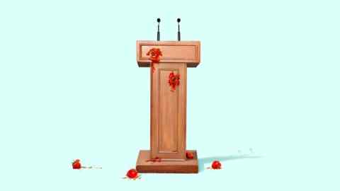 Illustration d'un podium et de microphones avec des tomates écrasées glissant sur le podium et sur le sol autour