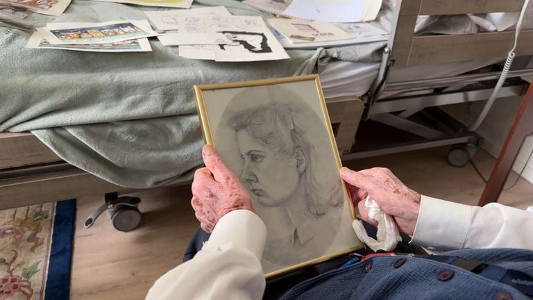 Théo tenant le dessin de sa femme Agnès (photo : Omroep Brabant).