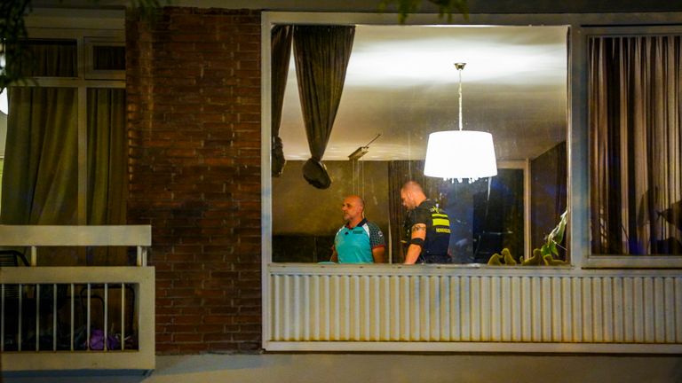 Enquête dans l'appartement où a eu lieu l'attaque à l'arme blanche (photo : SQ Vision).