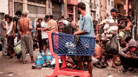 Une foule de gens dans la zone centrale de São Paulo connue sous le nom de Cracolândia (Crackland)