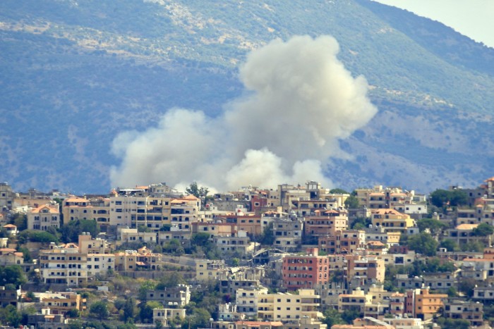 De la fumée s'échappe du site d'une frappe aérienne israélienne dans le village de Khiam, au sud du Liban, près de la frontière, le 19 septembre.