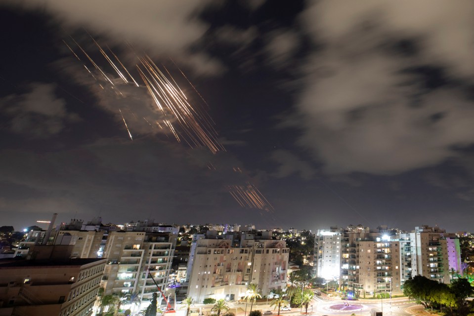 Le système antimissile israélien Iron Dome intercepte des roquettes à Ashkelon