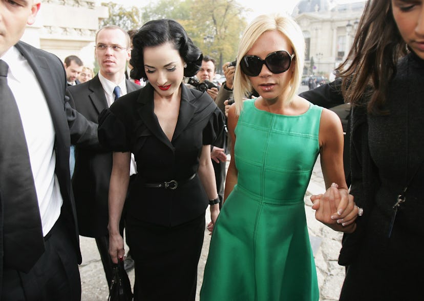 Victoria Beckham (à droite) et Dita Von Teese (à gauche) au défilé Chanel lors de la Fashion Week de Paris...