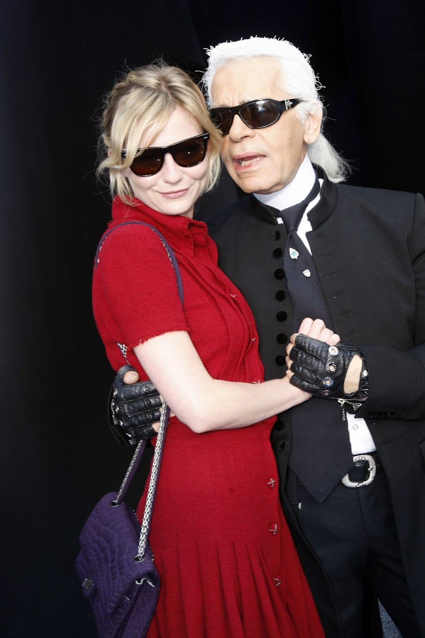 Kirsten Dunst et Karl Lagerfeld assistent au défilé Chanel lors de la collection Printemps/Été 2008.