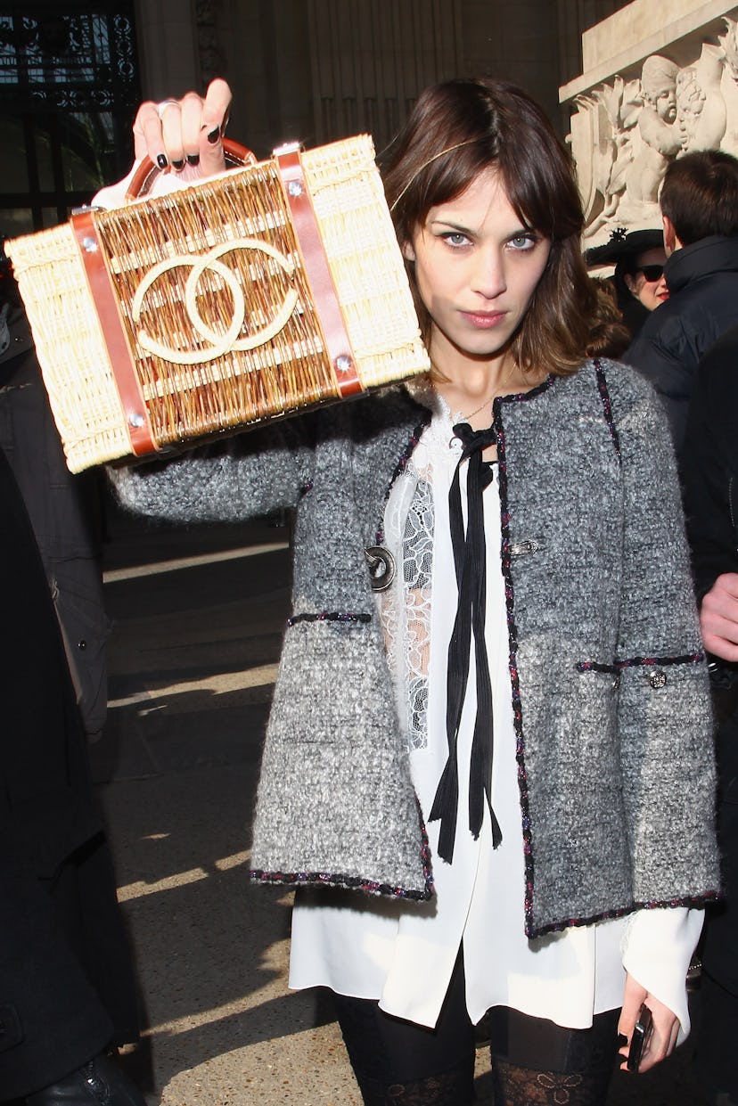 Alexa Chung quitte le défilé Chanel dans le cadre de la Fashion Week Femme Automne/Hiver 2011 à Paris.