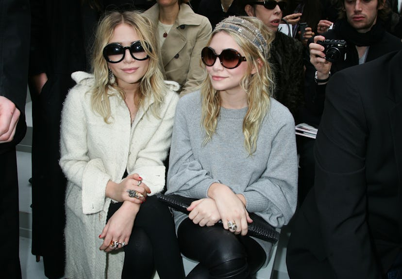   Mary-Kate et Ashley Olsen au défilé prêt-à-porter automne-hiver 2008-2009 de Chanel à Paris le...