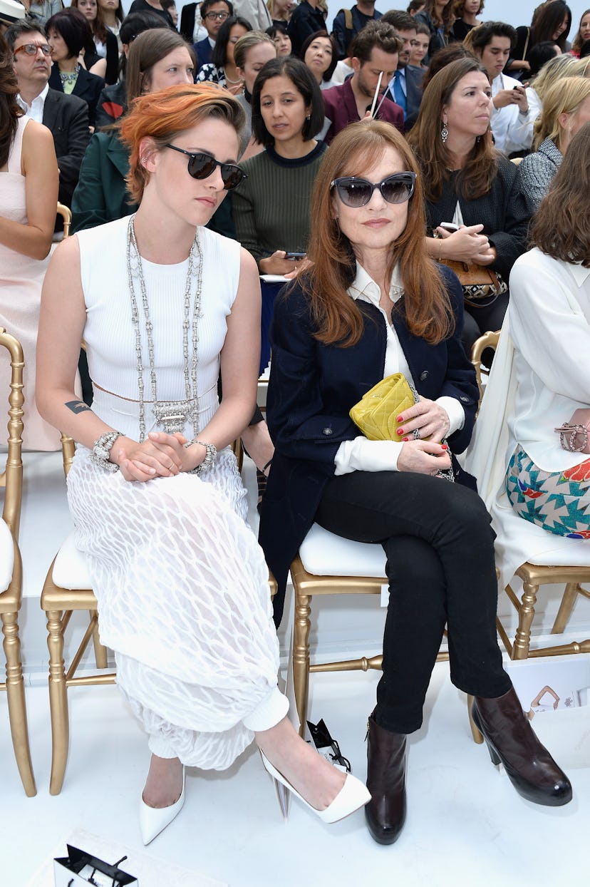 Kristen Stewart et Isabelle Huppert assistent au défilé Chanel dans le cadre de la Fashion Week automne-hiver de Paris.