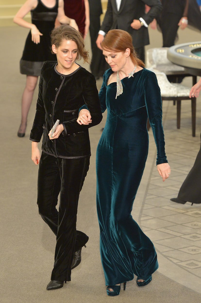 Kristen Stewart et Julianne Moore assistent au défilé Chanel dans le cadre de la Fashion Week Haute Couture de Paris...