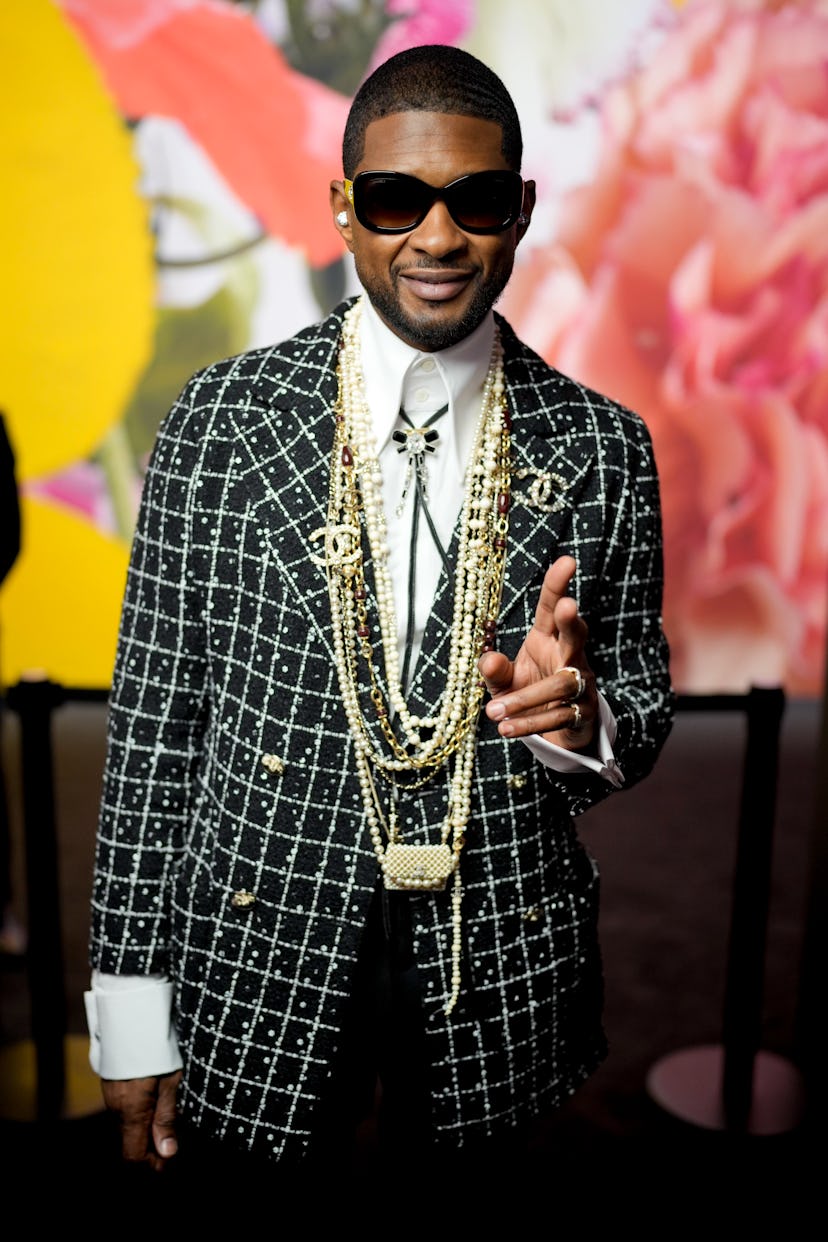 Usher au défilé prêt-à-porter Chanel printemps 2024 qui s'est tenu au Grand Palais Ephémère le 3 octobre 2023 à Pa...