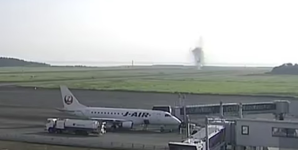 Heureusement, aucun avion ni passager ne se trouvait à proximité de l'explosion de la bombe.