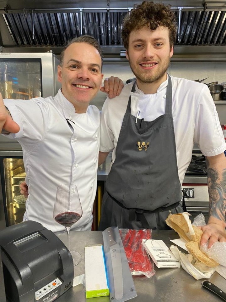 Simon et son fils Cameron vêtus de leurs blancs de chef.