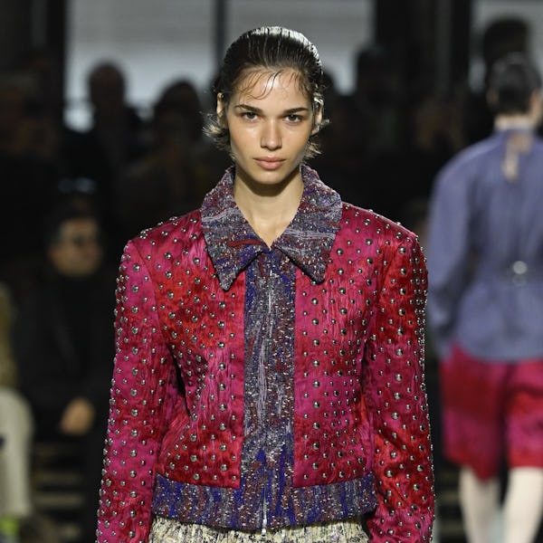 Un mannequin défile lors du défilé Prêt-à-porter Printemps/Été 2025 de Dries Van Noten 