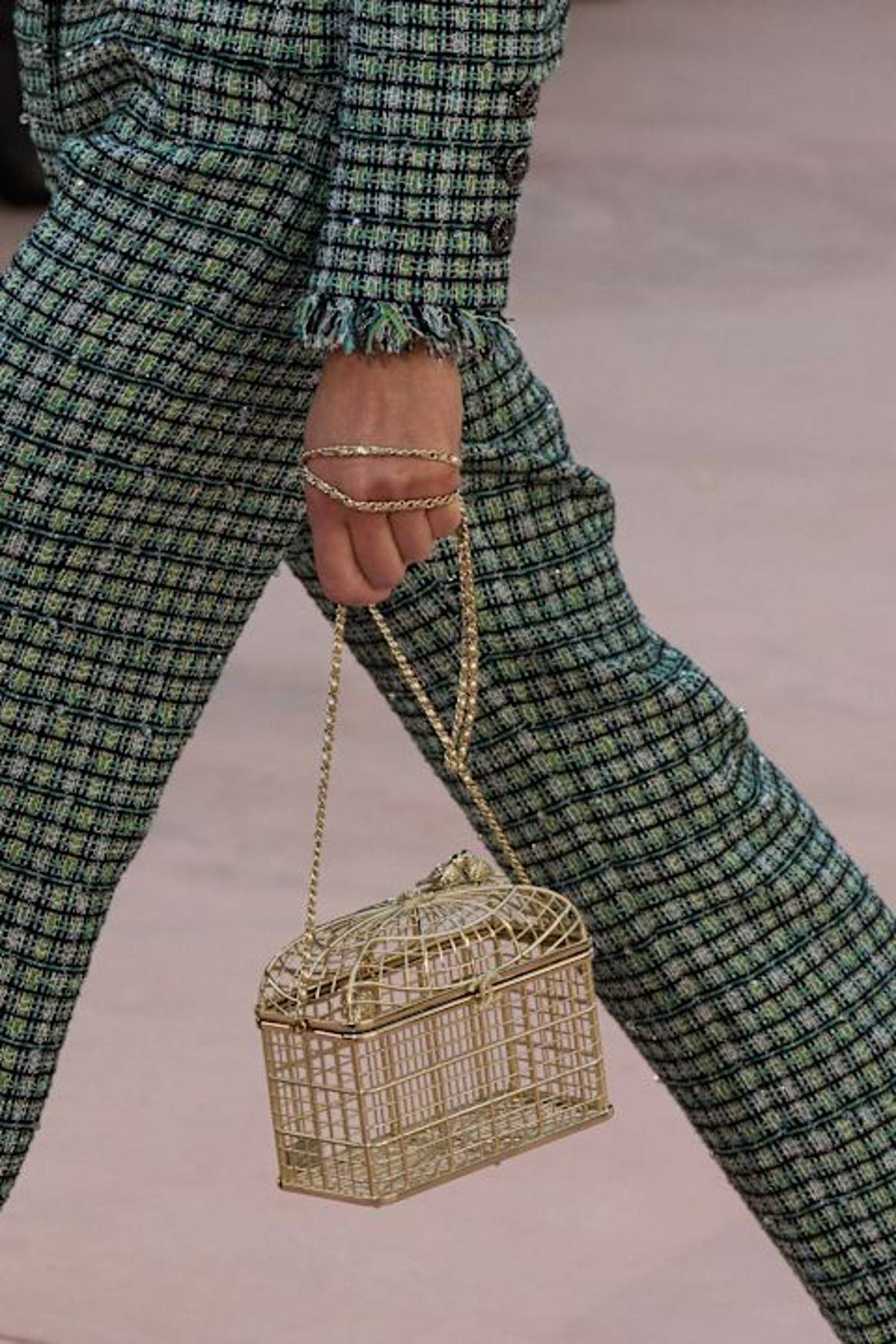 Sac cage Chanel, en référence à la scénographie du défile SS25