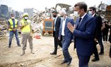 Le président français Emmanuel Macron arrive au port de Beyrouth, deux jours après la grave explosion qui y a eu lieu le 4 août 2020. 218 personnes ont été tuées.   