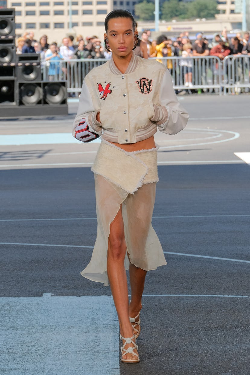 Mannequin sur le podium du défilé Off-White RTW printemps 2025 dans le cadre de la Fashion Week Prêt-à-Porter de New York à S...