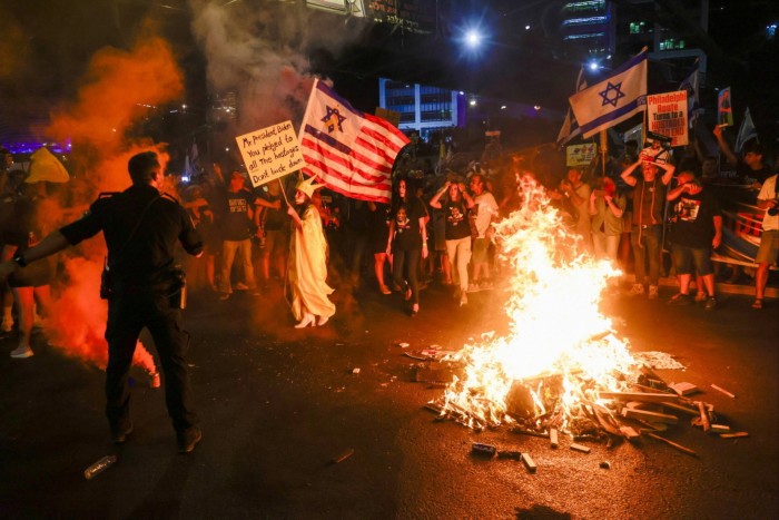 Des manifestants à Tel Aviv réclament un accord pour libérer les Israéliens retenus en otages par le Hamas