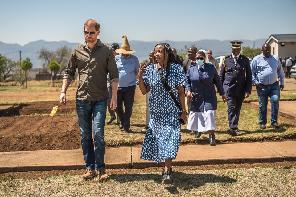 Prince et Ntoli Moletsane, directeur pays du Lesotho, arrivent mercredi à un événement spécial à Sentebale pour visiter l'établissement de santé de Pointmain.