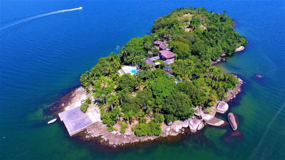 L'île compte quatre villas luxueuses