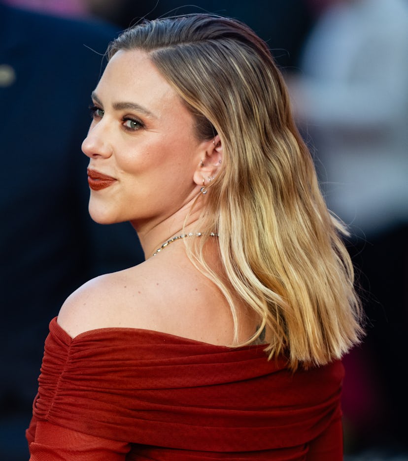 Scarlett Johansson cheveux ondulés