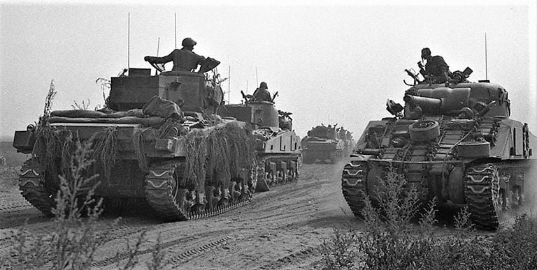 Chars canadiens du Fort Garry Horse en action dans le nord-ouest de l'Europe 1944 (photo : archives)