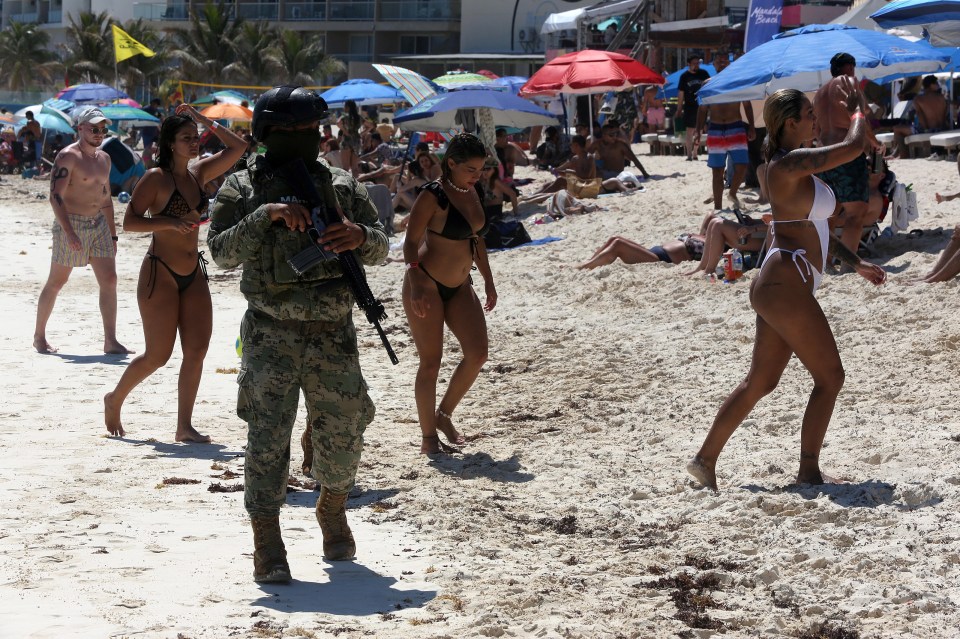 Des soldats patrouillent sur une plage de Cancun, au Mexique, en 2023