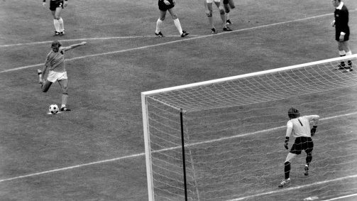 Johan Neeskens marque un penalty contre l'Allemagne lors de la finale de la Coupe du monde 1974