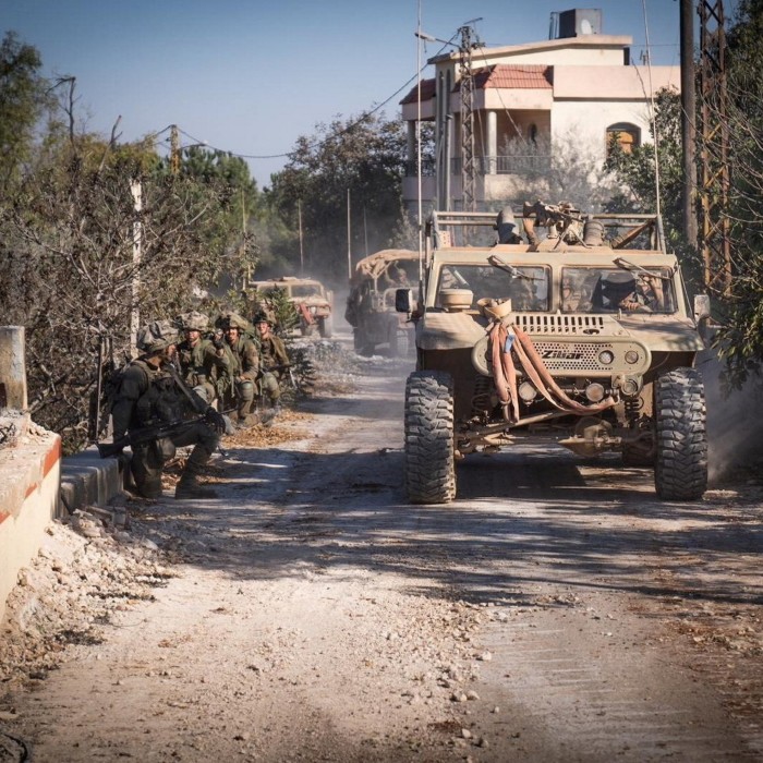 Les soldats israéliens opèrent dans un endroit indiqué comme étant le sud du Liban sur cette image publiée par les Forces de défense israéliennes 