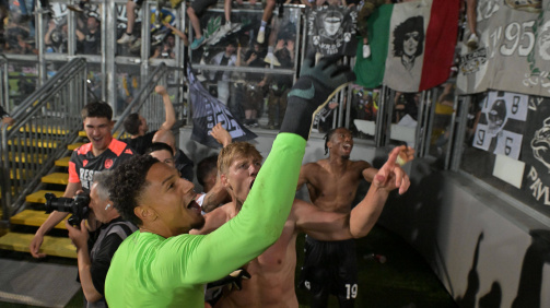 © imago - Maduka Okoye et ses coéquipiers célèbrent leur maintien en championnat avec les supporters de l'Udinese