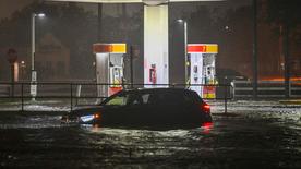 Un véhicule est bloqué sur une route inondée d'eau après que l'ouragan Milton a touché terre à Brandon, en Floride, le 9 octobre 2024. 