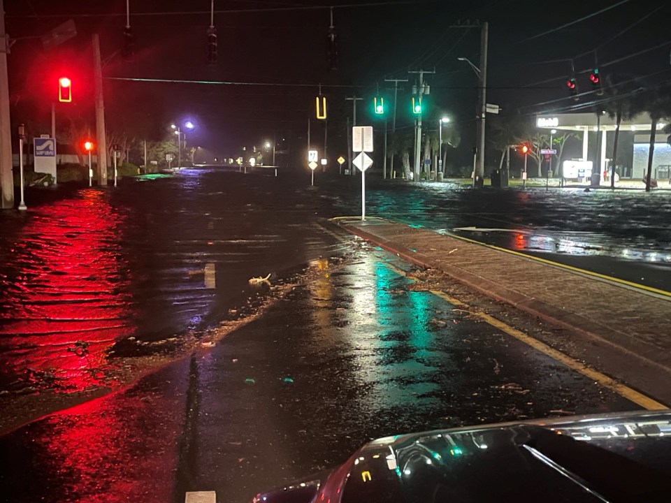 Une route inondée par l'onde de tempête provoquée par l'ouragan Milton, dans le comté de Lee, en Floride