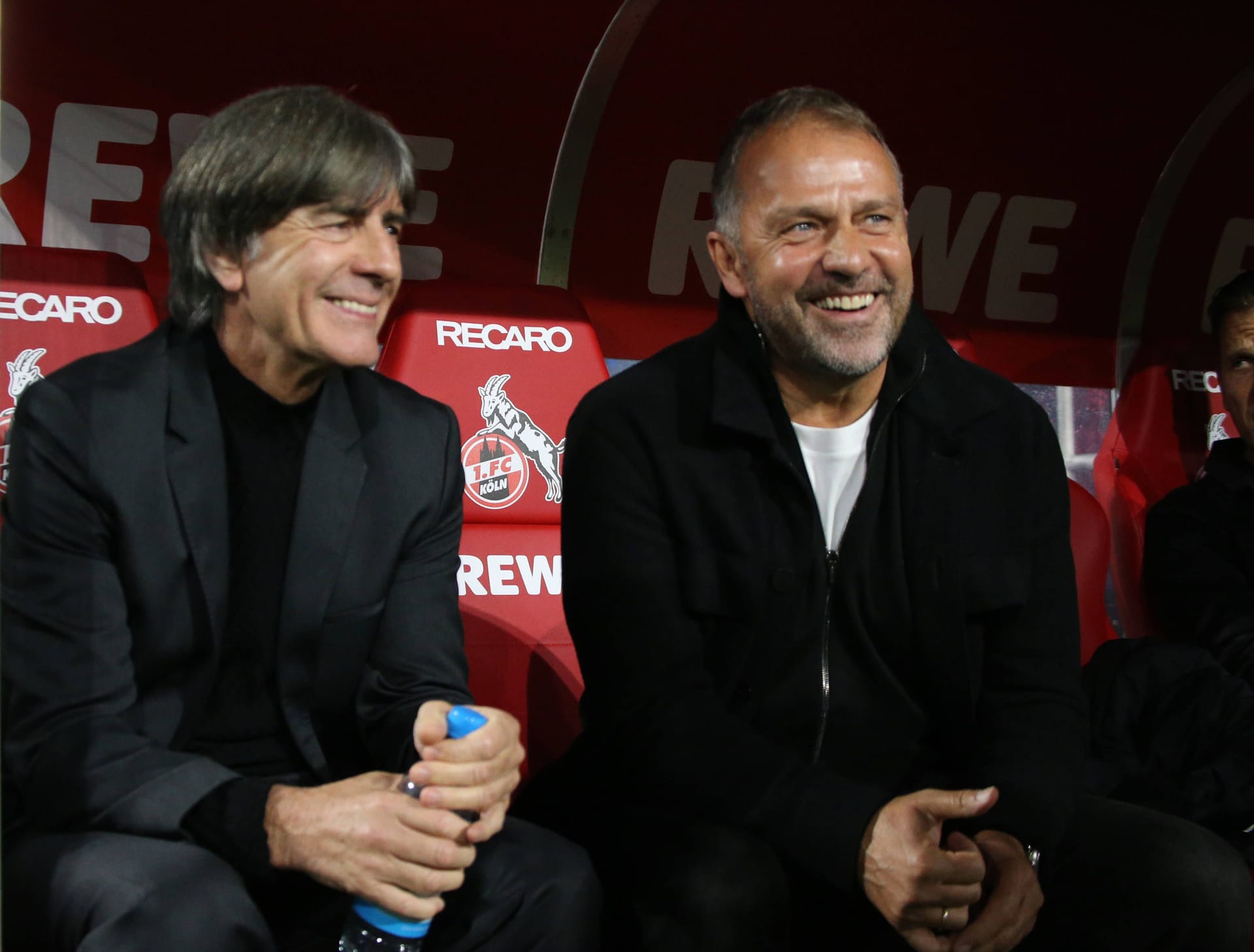 Joachim Löw et Hansi Flick (à gauche) : Les deux entraîneurs voient un match divertissant.