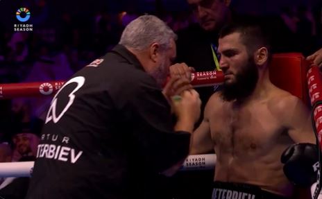 La propre équipe de Beterbiev semblait dire à son homme qu'il devait obtenir un KO