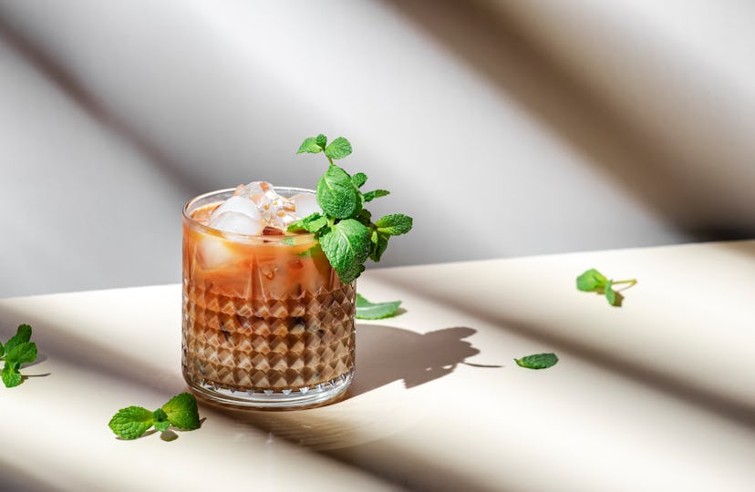 Cocktail russe à la menthe blanche avec vodka, liqueur de café, schnaps à la menthe, crème et glaçons 