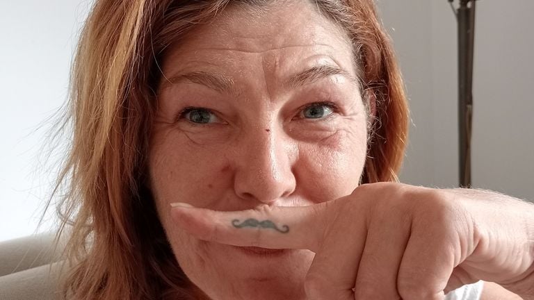 La moustache est le résultat d'un pari avec son frère (photo : Olga van den Berg).