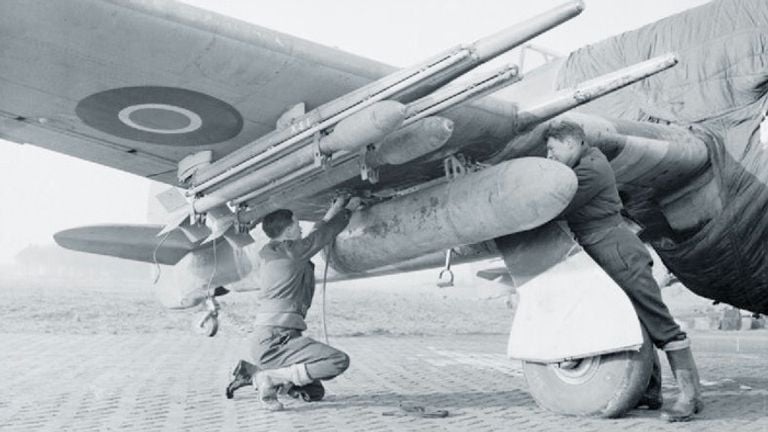 Avion de combat allié couvert de bombes et de missiles (photo : archives)