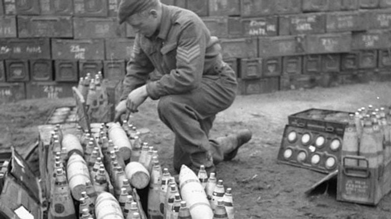 Obus d'artillerie préparés pour le tir, Ossendrecht octobre 1944 (photo : archives) 