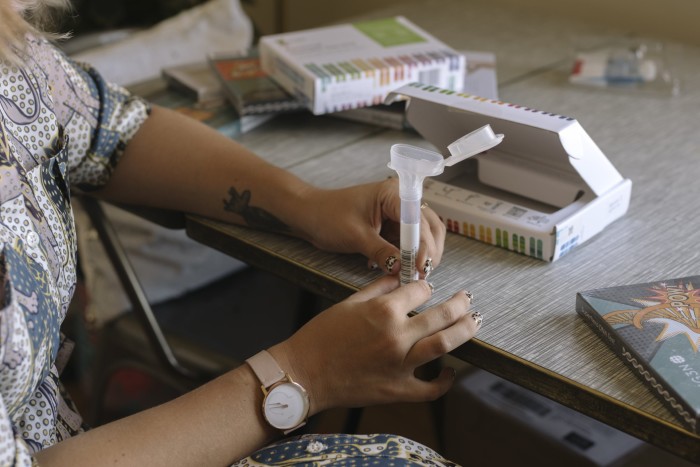 Un kit de test génétique ADN 23andMe à Oakland, Californie