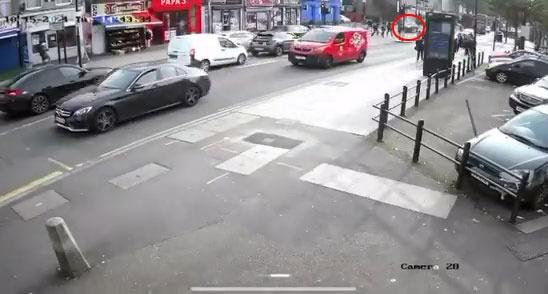 Quelques instants avant que la voiture ne monte sur le trottoir et tue une femme de 18 ans.