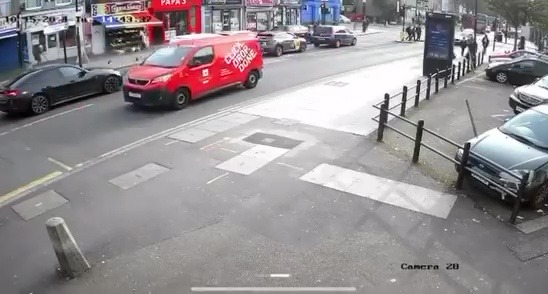 La voiture a évité de peu de percuter d'autres piétons