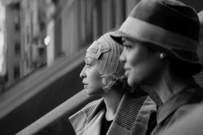 Une image en noir et blanc, deux jeunes femmes en tenues des années 1920