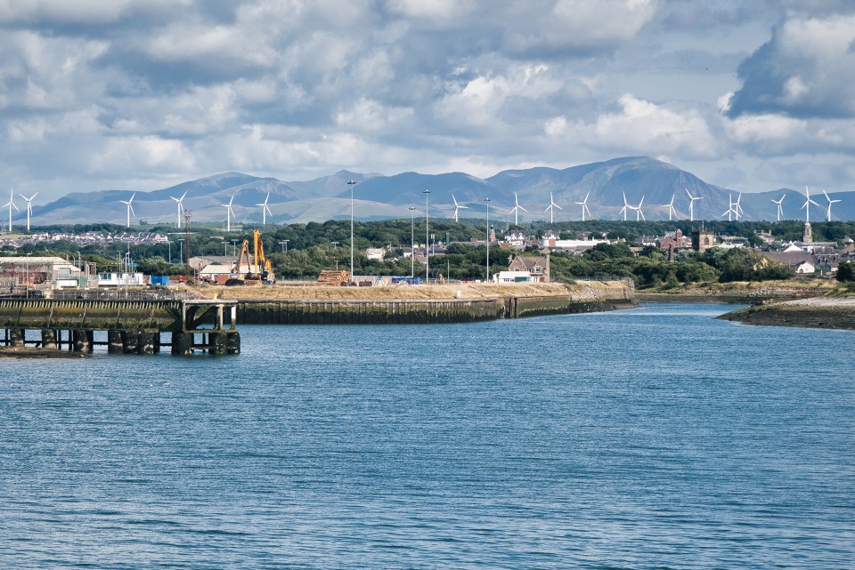 Le Lake District vu en arrière-plan du port de Workington