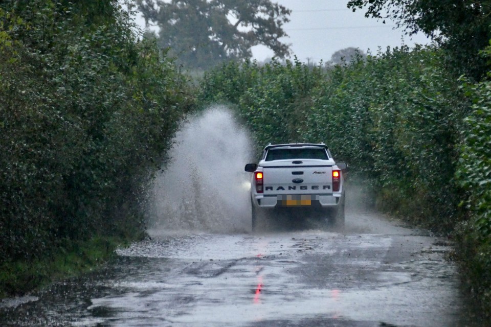 Des conditions glissantes sur la route à Dunsden, Oxfordshire