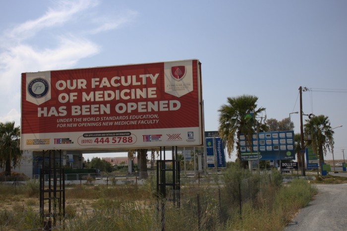 Publicité sur un panneau d'affichage pour le département de médecine de l'Université de la santé et des sciences sociales de Chypre