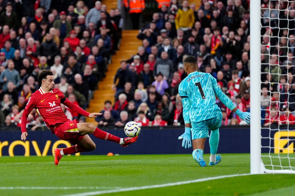 Jones a déjoué le piège du hors-jeu pour redonner l'avantage à Liverpool à la 51e minute.