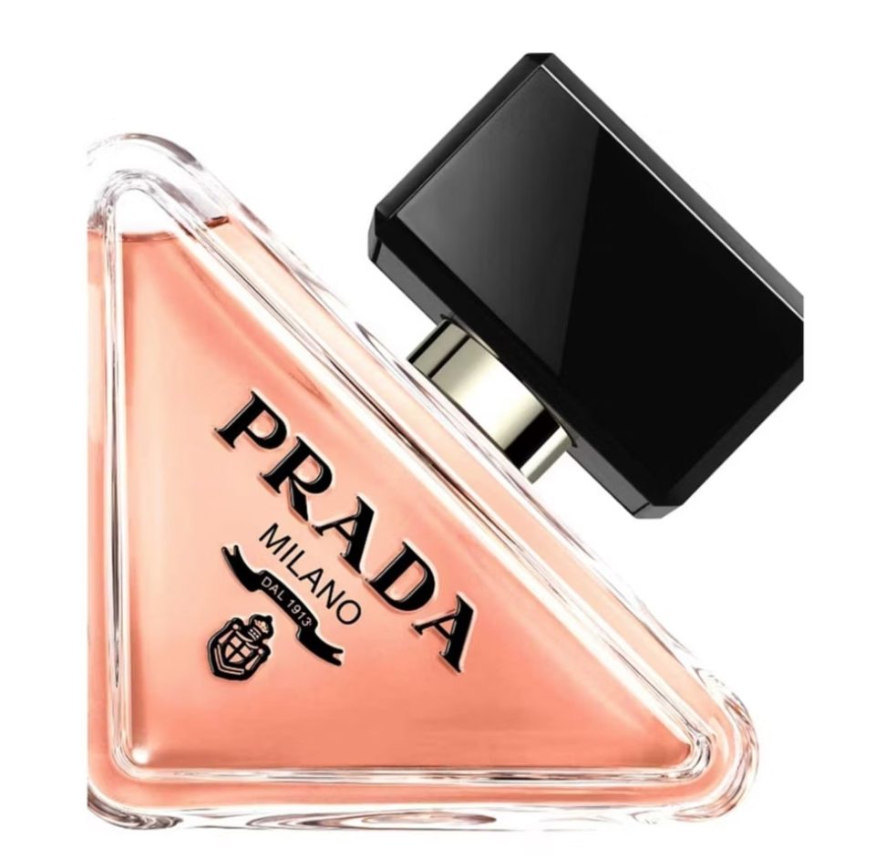 une bouteille en forme de triangle de parfum prada milano