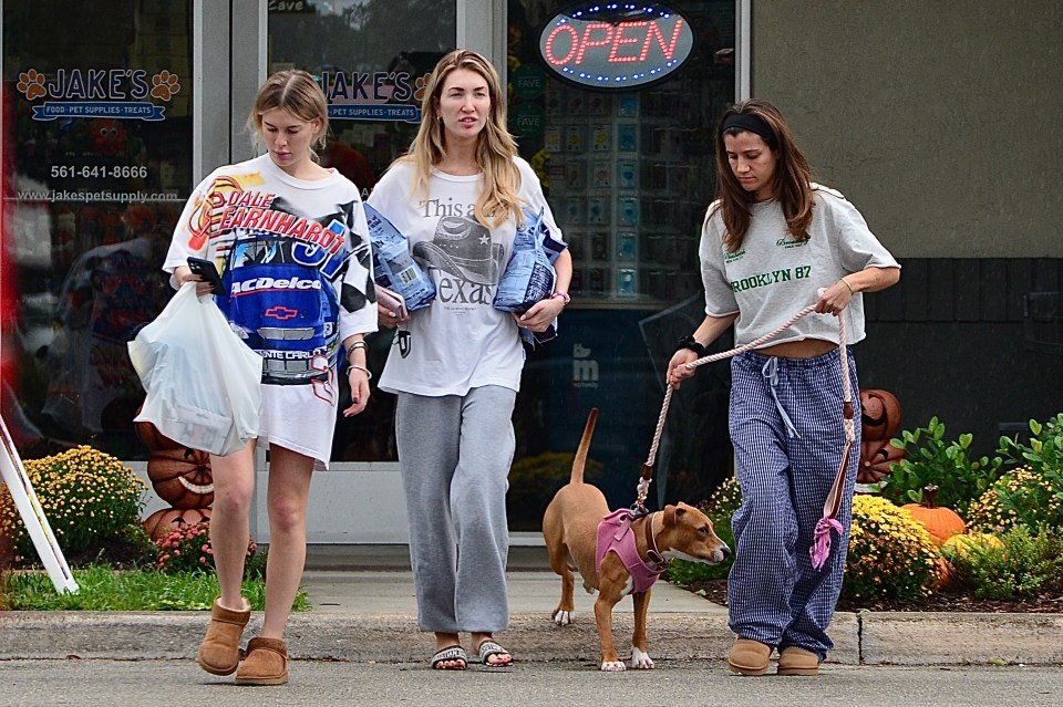 Elle a été photographiée avec deux amis chez Jake's Pet Supplies en Floride