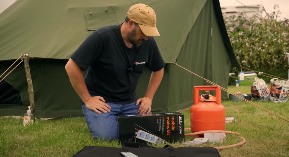 Simon a installé son équipement, dont une bonbonne de gaz et une table de pique-nique, dans la vidéo