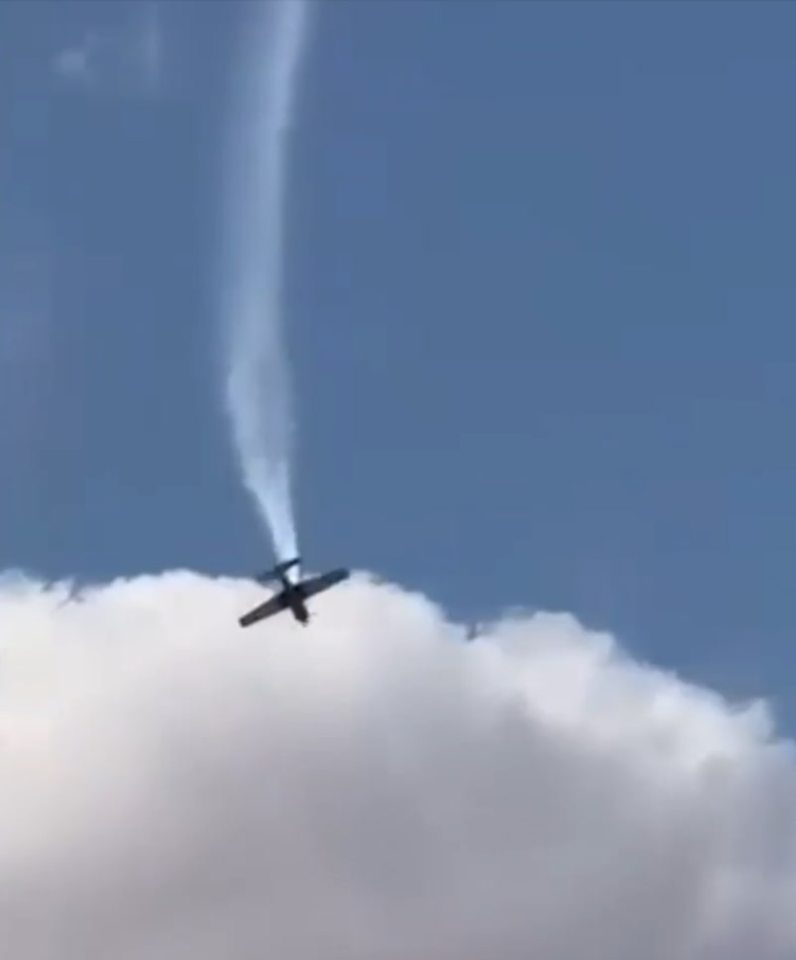 L'avion semble tomber au sol après avoir tenté de faire plusieurs retournements