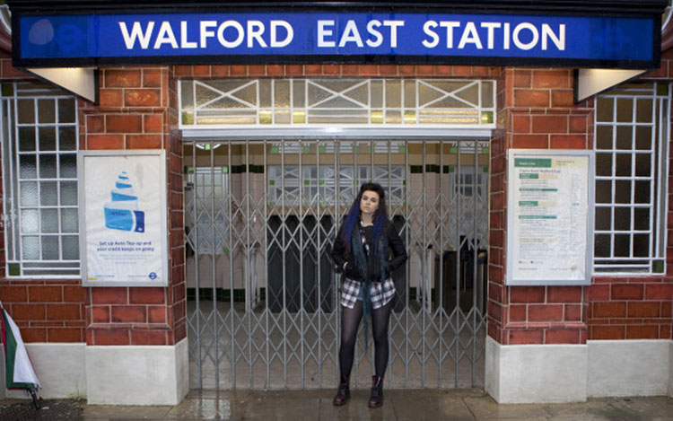 Devant la célèbre station de métro Walford East sur le plateau d'EastEnders